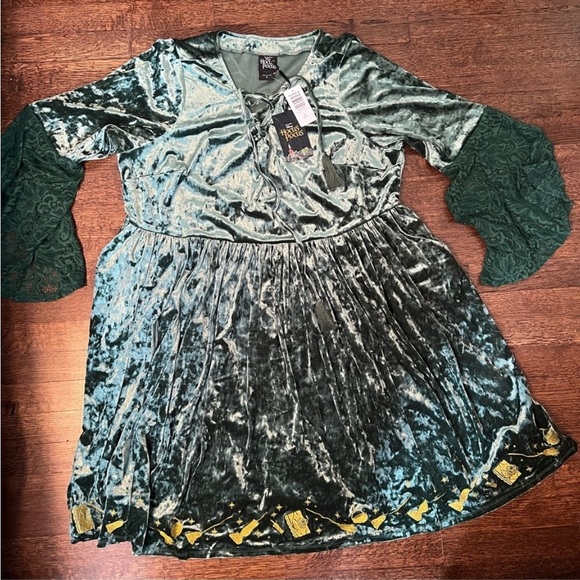 😁😄🤩Host Pick! 🎉🥳🥳NWT Torrid Disney size 4X Hocus Pocus velvet dress - Picture 3 of 3
